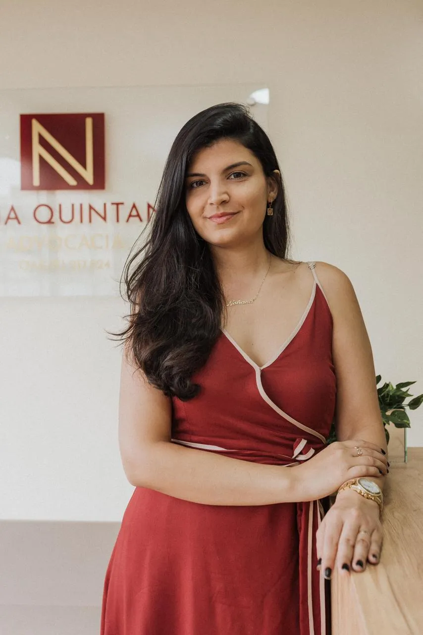 Dra. Nohana Quintanilha em seu escritório prestando serviços jurídicos